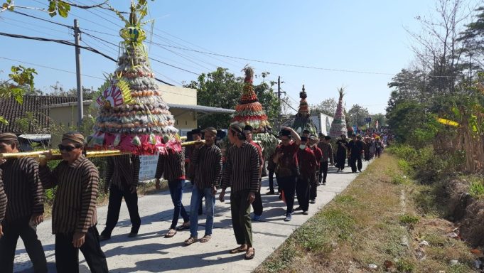 Peringati Haul Ki Ageng Singoprono, Warga Desa Nglembu Gelar Kirab BudayaPeringati Haul Ki Ageng Singoprono, Warga Desa Nglembu Gelar Kirab Budaya Peringati Haul Ki Ageng Singoprono, Warga Desa Nglembu Gelar Kirab Budaya