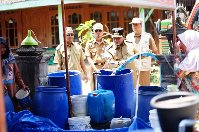 Pj Bupati Pati Salurkan Bantuan Air Bersih di Tiga Desa Pj Bupati Pati saat menyalurkan Bantuan Air Bersih di Tiga Desa