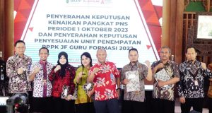 Serahkan SK Kenaikan Pangkat Periode 1 Oktober, Henggar Ingatkan Peningkatan Kinerja Sebanyak 403 Pegawai Negeri Sipil (PNS) di lingkungan Pemkab Pati mendapat kenaikan pangkat untuk periode 1 Oktober 2023