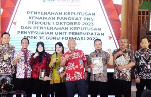 Serahkan SK Kenaikan Pangkat Periode 1 Oktober, Henggar Ingatkan Peningkatan Kinerja Sebanyak 403 Pegawai Negeri Sipil (PNS) di lingkungan Pemkab Pati mendapat kenaikan pangkat untuk periode 1 Oktober 2023
