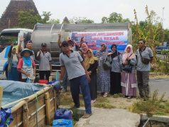 Alumni SMPN 1 Wedarijaksa Angkatan 1986 Droping Air Bersih di Empat Kecamatan Aksi Alumni SMPN 1 Wedarijaksa saat droping air bersih di Pucakwangi