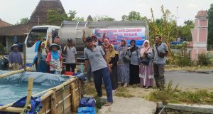 Alumni SMPN 1 Wedarijaksa Angkatan 1986 Droping Air Bersih di Empat Kecamatan Aksi Alumni SMPN 1 Wedarijaksa saat droping air bersih di Pucakwangi