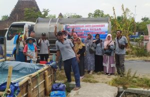 Alumni SMPN 1 Wedarijaksa Angkatan 1986 Droping Air Bersih di Empat Kecamatan Aksi Alumni SMPN 1 Wedarijaksa saat droping air bersih di Pucakwangi