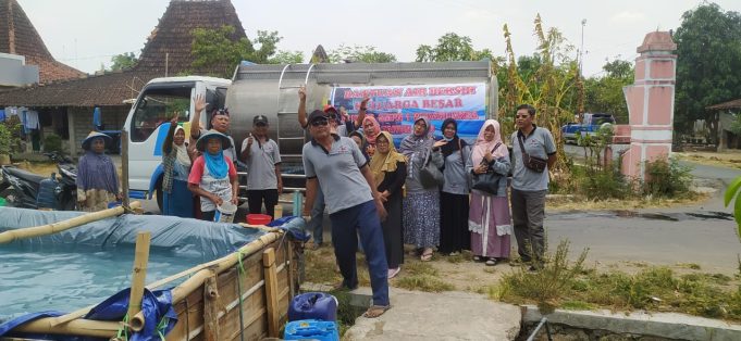 Alumni SMPN 1 Wedarijaksa Angkatan 1986 Droping Air Bersih di Empat Kecamatan Aksi Alumni SMPN 1 Wedarijaksa saat droping air bersih di Pucakwangi