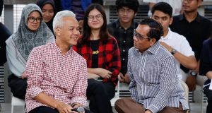 Politik Sedang Tegang, Ganjar-Mahfud Malah Guyon Bareng Komika dan Budayawan Politik Sedang Tegang, Ganjar-Mahfud Malah Guyon Bareng Komika dan Budayawan