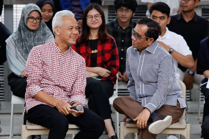Politik Sedang Tegang, Ganjar-Mahfud Malah Guyon Bareng Komika dan Budayawan Politik Sedang Tegang, Ganjar-Mahfud Malah Guyon Bareng Komika dan Budayawan