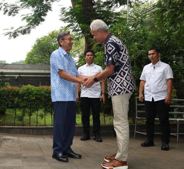 Ganjar Pranowo, Capres nomor urut 3 saat berkunjung ke kediaman mantan Wakil Presiden ke-11 RI, Boediono Ganjar Belajar Ekonomi dan Pembangunan ke Mantan Wapres Boediono