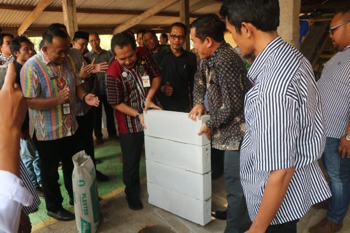 Perumda Aneka Usaha Resmikan Pabrik Paving Block dan Batako di Suwawal Timur Perumda Aneka Usaha Resmikan Pabrik Paving Block dan Batako di Suwawal Timur