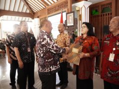 Pj Bupati Pati Serahkan SK Pensiun ASN Periode Januari-Maret 2024 Pj Bupati Pati Serahkan SK Pensiun ASN Periode Januari-Maret 2024