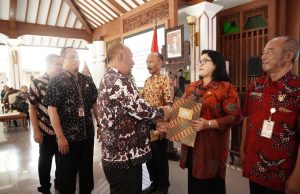 Pj Bupati Pati Serahkan SK Pensiun ASN Periode Januari-Maret 2024 Pj Bupati Pati Serahkan SK Pensiun ASN Periode Januari-Maret 2024