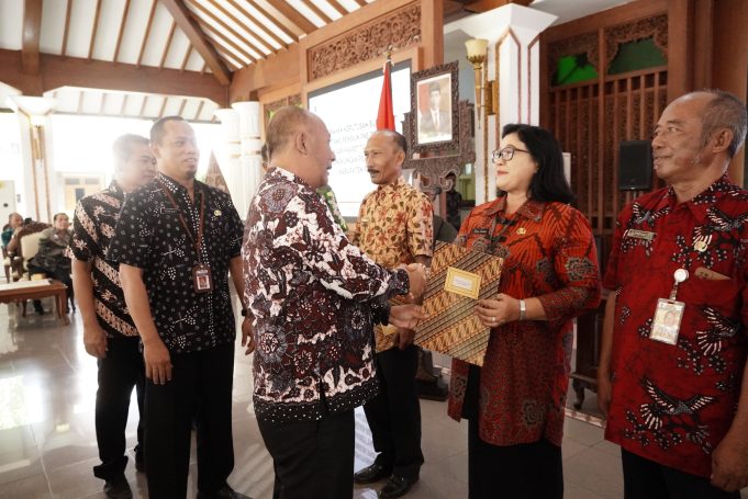 Pj Bupati Pati Serahkan SK Pensiun ASN Periode Januari-Maret 2024 Pj Bupati Pati Serahkan SK Pensiun ASN Periode Januari-Maret 2024