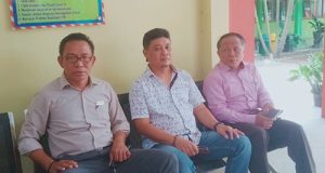 Polisi Mulai Proses Kasus Bullying Libatkan Siswa SMA di Pati Kuhendar (tengah) didampingi Kuasa Hukumnya, Suyono, SH, dan Purwoko, SH