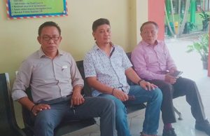 Polisi Mulai Proses Kasus Bullying Libatkan Siswa SMA di Pati Kuhendar (tengah) didampingi Kuasa Hukumnya, Suyono, SH, dan Purwoko, SH