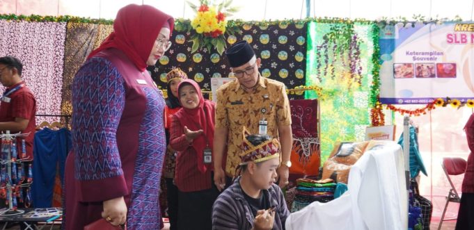 Mandiri dan Kreatif, Anak Disabilitas Sragen Hasilkan Batik Kontemporer dan Sibori Mandiri dan Kreatif, Anak Disabilitas Sragen Hasilkan Batik Kontemporer dan Sibori