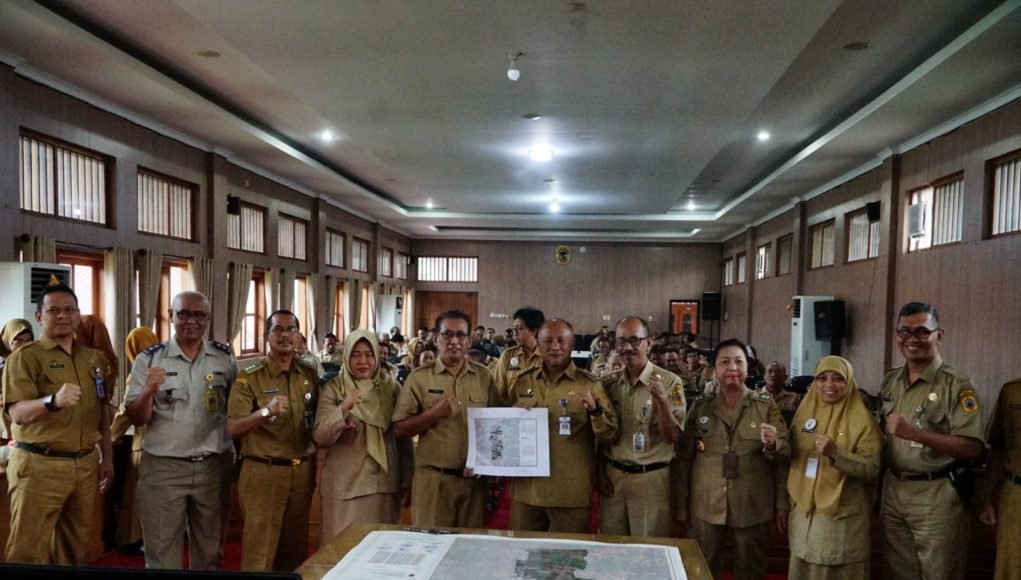 Pj Bupati Pati Hadiri Penandatanganan Peta dan Berita Acara Penegasan Batas Desa Bertempat di Ruang Penjawi, Pj Bupati Pati Henggar Budi Anggoro menghadiri penandatanganan peta dan berita acara penegasan batas desa