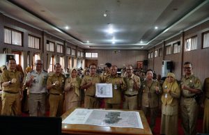 Pj Bupati Pati Hadiri Penandatanganan Peta dan Berita Acara Penegasan Batas Desa Bertempat di Ruang Penjawi, Pj Bupati Pati Henggar Budi Anggoro menghadiri penandatanganan peta dan berita acara penegasan batas desa