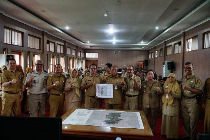 Pj Bupati Pati Hadiri Penandatanganan Peta dan Berita Acara Penegasan Batas Desa Bertempat di Ruang Penjawi, Pj Bupati Pati Henggar Budi Anggoro menghadiri penandatanganan peta dan berita acara penegasan batas desa