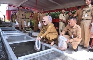 Serahkan Bantuan Keramba, Etik Suryani Berharap Mampu Tingkatkan Kesejahteraan Warga Bupati Sukoharjo, Etik Suryani menyerahkan bantuan hibah untuk budidaya ikan keramba di Dukuh Senden, Desa Geneng, Kecamatan Gatak