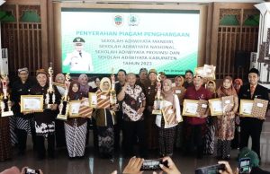 Pj Bupati Pati Serahkan Penghargaan Sekolah Adiwiyata Tahun 2023 Pj Bupati Pati Serahkan Penghargaan Sekolah Adiwiyata Tahun 2023