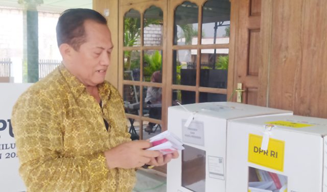 Anggota DPRD Kabupaten Pati, H Sukarno usai menggunakan hak pilihnya di TPS 10 Desa Tluwuk, Kecamatan Wedarijaksa