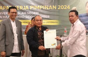 Ini Tiga Upaya UIN KHAS Jember Percepat Pencapaian Visi Perguruan Tinggi Ketua Panitia Rakerpim, Nawawi, serahkan rekomendasi kepada Rektor UIN KHAS Jember Hepni