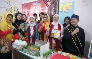 17 Peserta dari Sekolah Terpilih, Ikuti Pameran Literasi Kabupaten Bekasi Ketua TP-PKK Kabupaten Bekasi, Ria Sabaria Dani Ramdan yang juga Bunda Literasi Kabupaten Bekasi saat menghadiri acara Talenta Gerakan Literasi Nasional Gereulis Jabar 2023