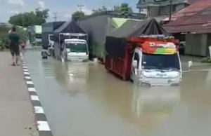 Jalur Pantura Demak – Kudus Akibat Banjir di Karanganyar, Ketinggian Hingga 2 Meter Kondisi jalur Pantura Demak - Kudus lumpuh akibat banjir