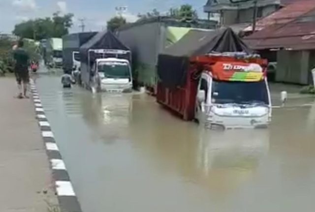 Kondisi jalur Pantura Demak - Kudus lumpuh akibat banjir