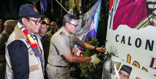 Pembersihan APK di Jalan Abdul Muis. (Foto by Maulana)