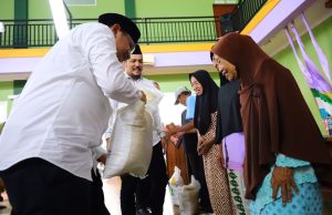 Ringankan Beban Masyarakat, Pj. Bupati Kudus Salurkan Bantuan CPP Penjabat Bupati Kudus Muhamad Hasan Chabibie menyerahkan bantuan beras Cadangan Pangan Pemerintah (CPP) di Balai Desa Prambatan Lor, Kaliwungu
