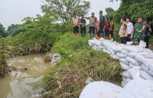 Banjir Brebes Mulai Surut, Pemprov Jateng Bantu Logistik Pengungsi Penjabat Gubernur Jawa Tengah, Nana Sudjana, mengunjungi Kawasan bencana banjir di Desa Kedung Tukang Kecamatan Jatibarang