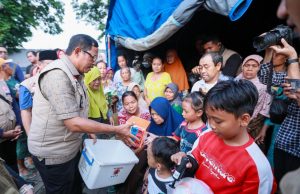 Pj Gubernur Tinjau Pengungsian Korban Banjir dan Tanggul di Demak Penjabat Gubernur Jawa Tengah, Nana Sudjana saat meninjau lokasi banjir di Kecamatan Karanganyar, Kabupaten Demak