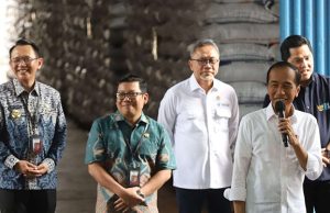 Pj Bupati Bekasi Dani Ramdan Sebut, Stok Beras Aman Pj Bupati Bekasi bersama Pj Gubernur Jawa mendampingi Presiden Jokowi saat berkunjung ke Gudang Bulog Cibitung