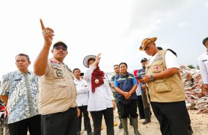 Pj Gubernur Jateng Tinjau Kondisi Banjir di Karanganyar, Air Mulai Surut Pj Gubernur Jateng Tinjau Kondisi Banjir di Karanganyar, Air Mulai Surut