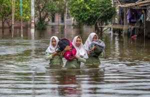 Masih Banjir, Disdikbud Demak Keluarkan Surat Himbauan Untuk Satuan Pendidikan Terdampak Sejumlah pelajar di Demak menerjang banjir