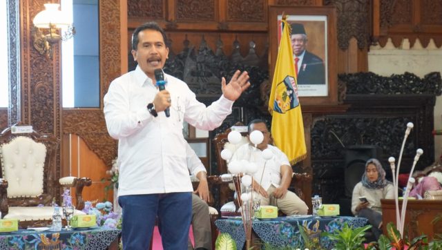 Sekda Jepara Edy Sujatmiko saat memimpin Rapat Koordinasi Pencegahan dan Penanganan demam berdarah dengue (DBD) di Jepara