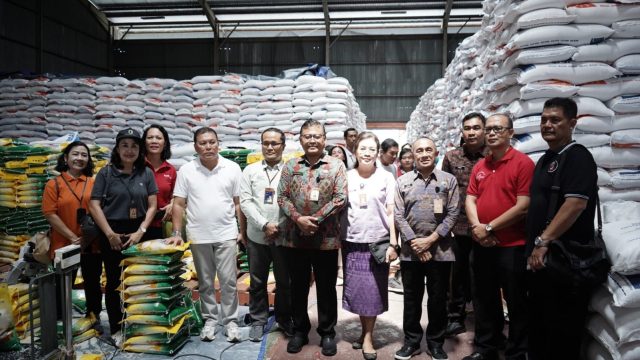 Tim Pengendalian Inflasi Daerah (TPID) Kota Denpasar yang dipimpin langsung Sekda Kota Denpasar, Ida Bagus Alit Wiradana melaksanakan pemantauan Stok Beras di Gudang Bulog, Sempidi, Badung
