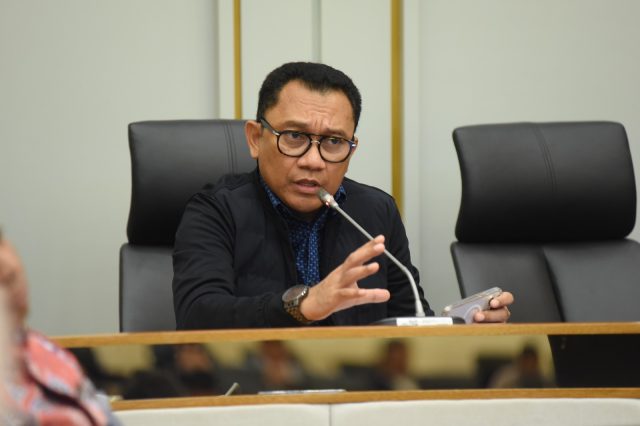 Anggota Komisi IV DPR RI Yohanis Fransiskus Lema dalam Rapat Kerja Komisi IV dengan Menteri KKP di Gedung Nusantara, Senayan, Jakarta