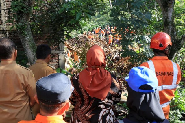 Bupati Sragen saat mengunjungi lokasi sekaligus memantau langsung proses evakuasi, bersama Sekda Sragen dan dinas terkait