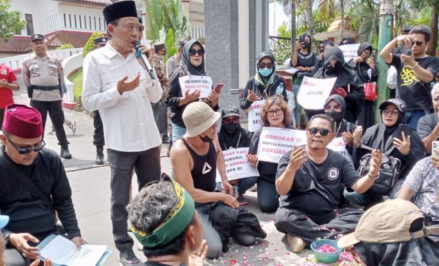 Ketua Komisi A Dewan Perakilan Rakyat Daerah (DPRD) Kabupaten Pati Bambang Susilo saat menemui para pendemo