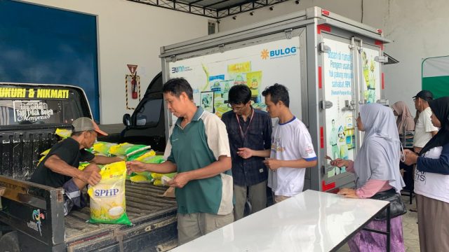 Gerakan Pangan Murah yang digelar di area PT Bintang Mas Triyasa (BMT) Mewek, Purbalingga