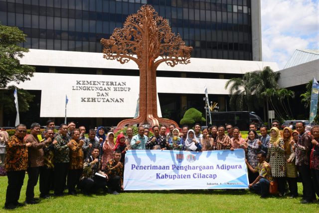 Kabupaten Cilacap menerima penghargaan Adipura tahun 2023