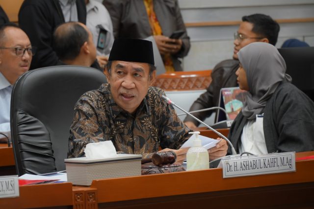 Ketua Komisi VIII DPR RI Ashabul Kahfi saat Rapat Kerja dengan Menteri Pemberdayaan Perempuan dan Perlindungan Anak RI, Menteri Sosial, Menteri Hukum dan Hak Asasi Manusia, Menteri Dalam Negeri, Menteri Kesehatan dan Menteri Ketenagakerjaan