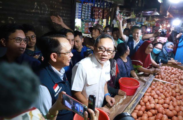Penjabat Bupati Bekasi Dani Ramdan mendampingi Menteri Perdagangan RI, Zulkifli Hasan, meninjau harga kebutuhan pokok di Pasar Tambun