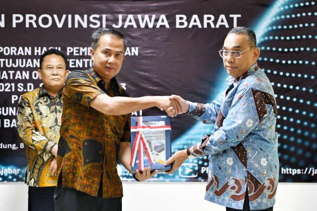 Penjabat Gubernur Jawa Barat Bey Machmudin menerima Laporan Hasil Pemeriksaan Badan Pemeriksa Keuangan (BPK) Jabar terhadap bank bjb di kantor BPK Jabar, Kota Bandung