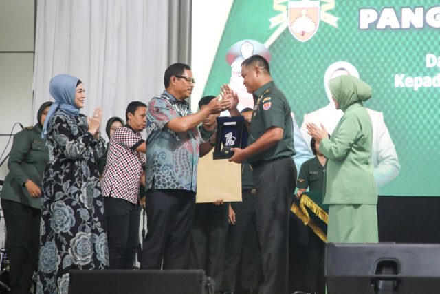 Penjabat Gubernur Jawa Tengah, Nana Sudjana, menghadiri acara pisah sambut Panglima Komando Daerah Militer (Pangdam) IV/Diponegoro