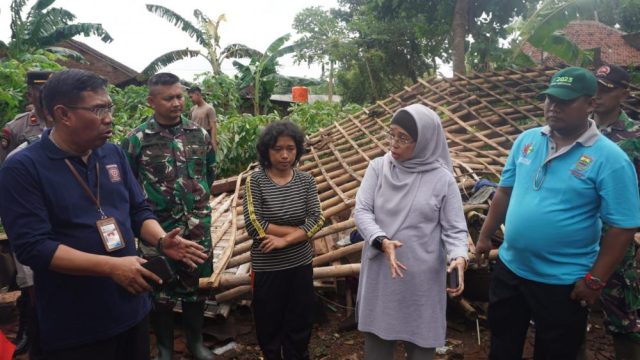 Pj Bupati Batang meninjau 50 unit rumah warga yang diterjang angin puting beliung