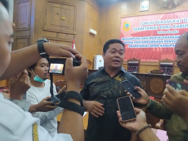 Ali Badrudin saat diwaancarai sejumlah wartawan di kantor DPRD Pati
