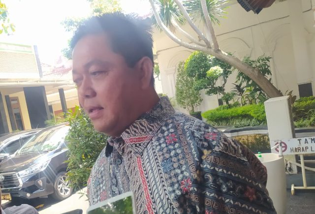 Ali Badrudin saat diwawancarai wartawan