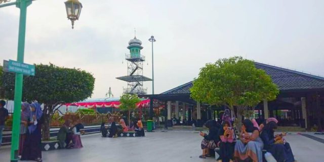 Masjid Agung Diserbu Pengunjung Saat Libur Lebaran